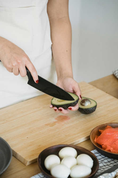 preparazione avocado toast proteico