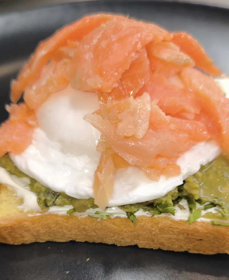 Avocado toast proteico con salmone