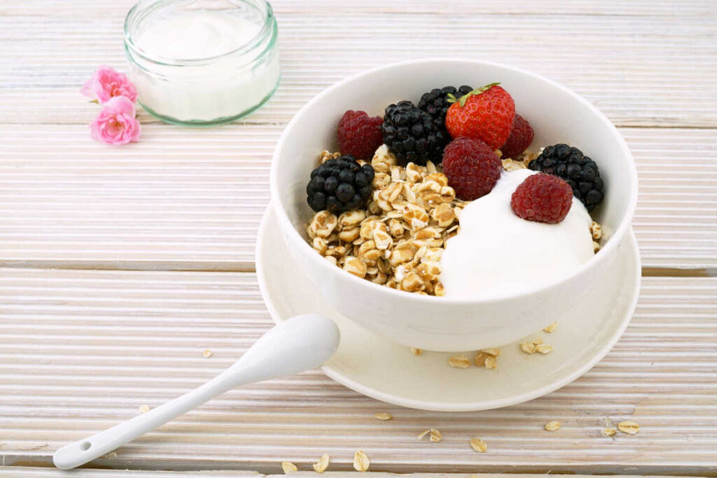 yogurt con avena e frutti di bosco