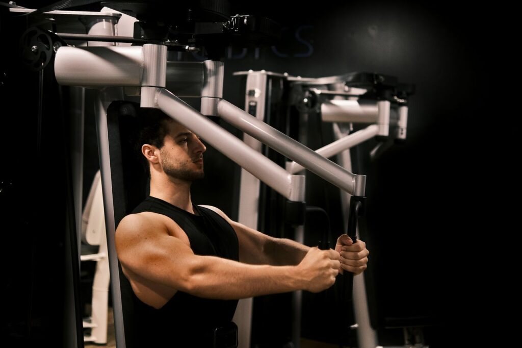 Uomo che esegue una chestfly in palestra
