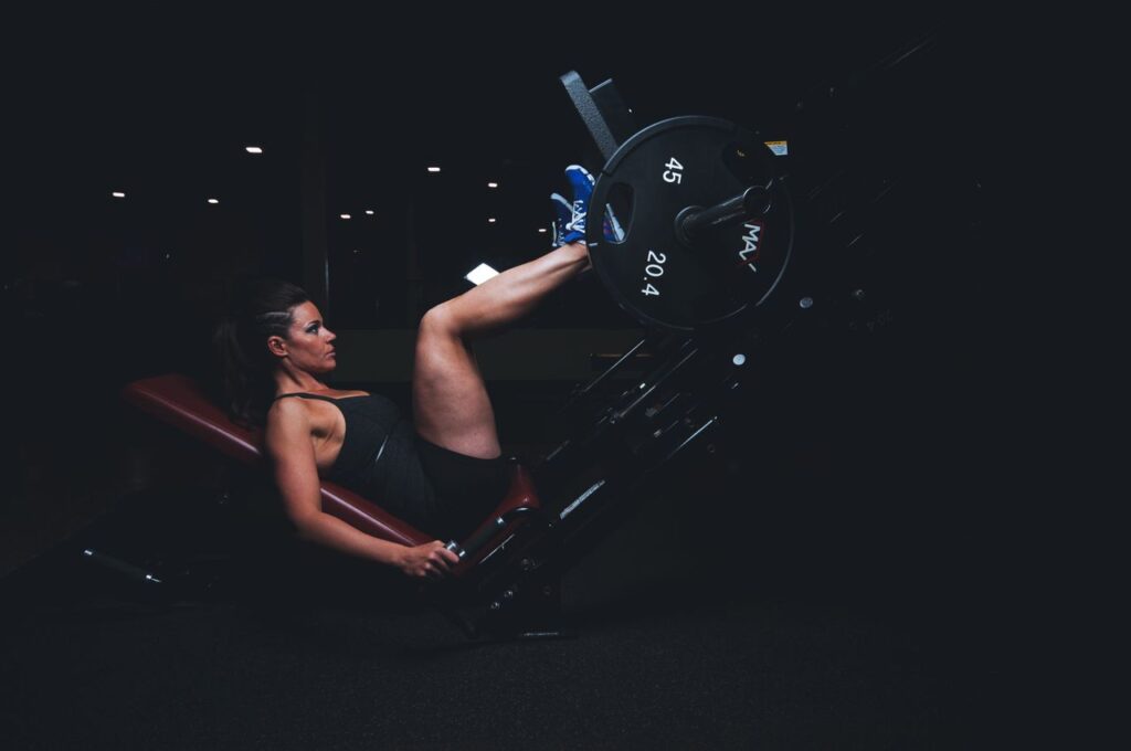 Donna che esegue pressa inclinata in palestra
