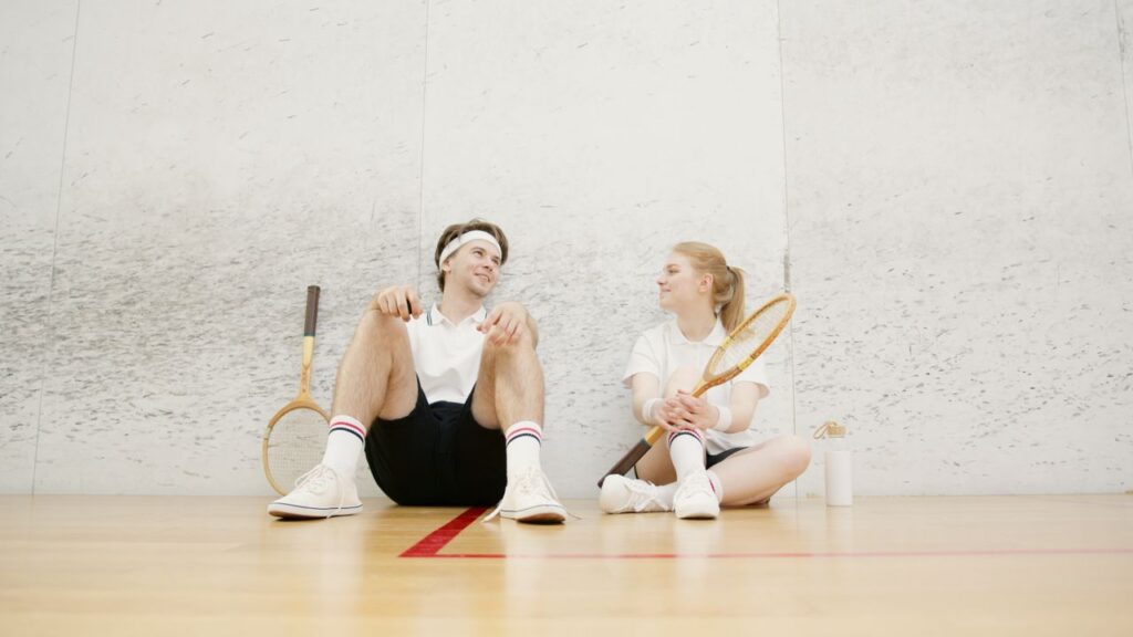 tennisti uomo e donna che parlano ridendo